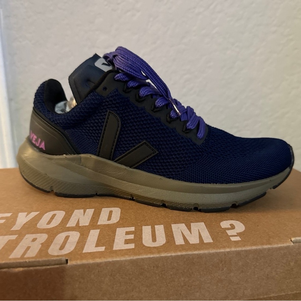 NIB Veja Marlin US size 5